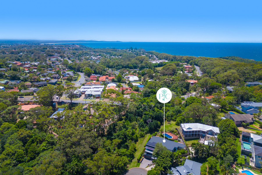 Architectural Coastal Living Immersed in Nature