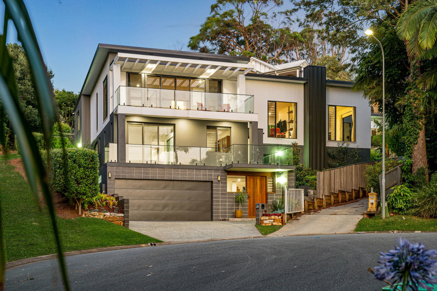 Architectural Coastal Living Immersed in Nature