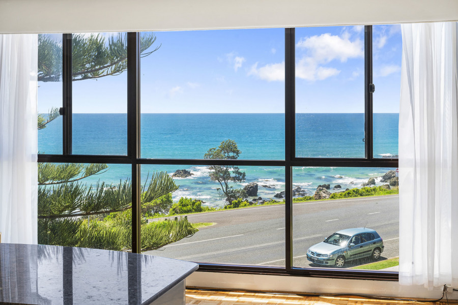 Beachside Apartment with Stunning Ocean Views