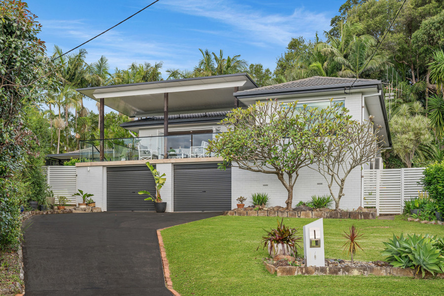Panoramic Living with Rainforest Backdrop