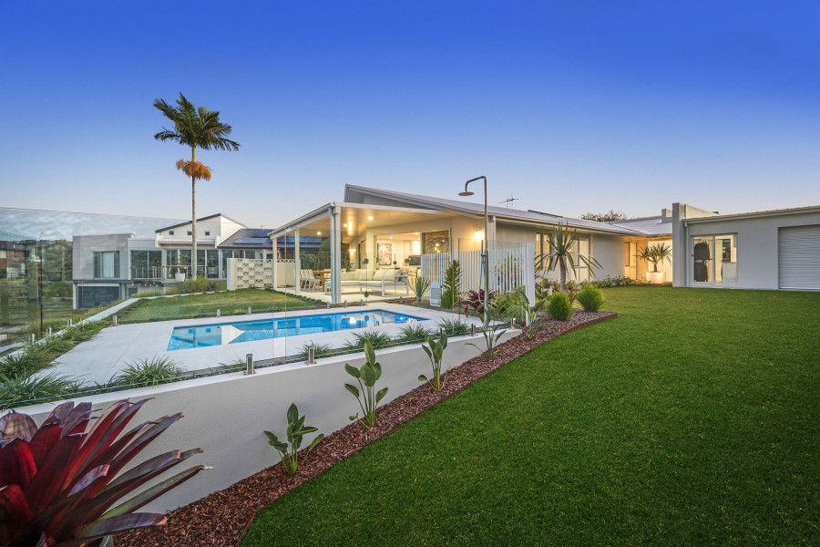 The Essence of Elegance - Palm Springs Luxury on the Water