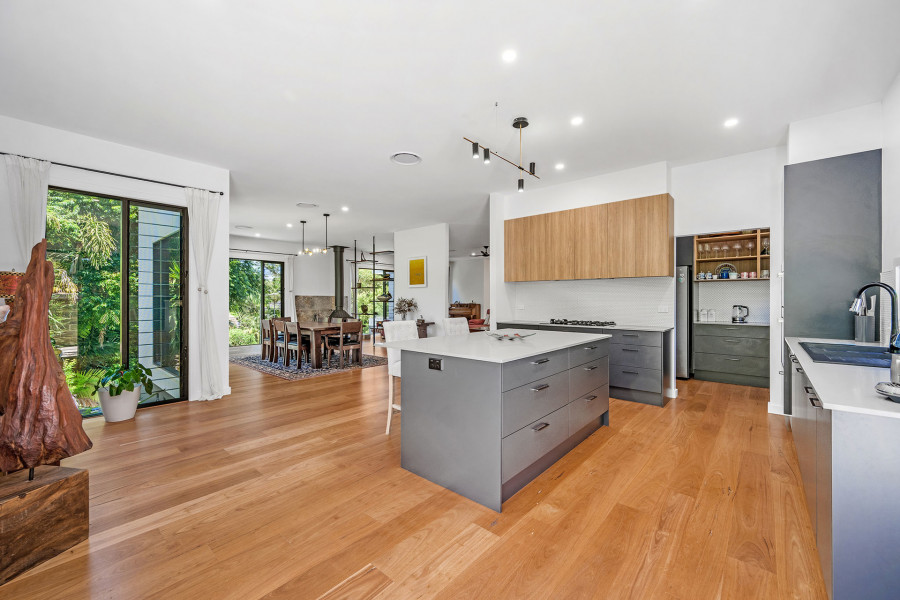 Architectural Coastal Living Immersed in Nature