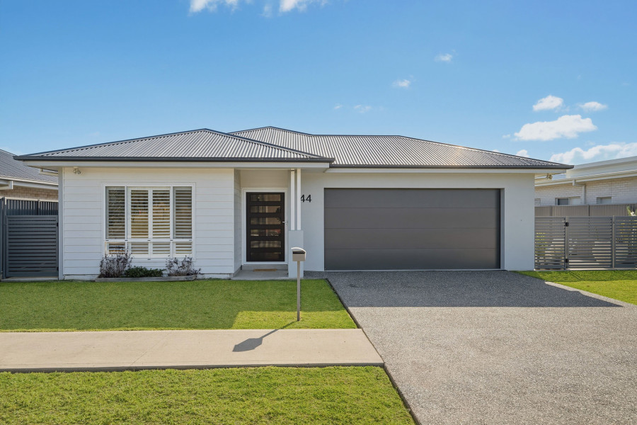 Parkland Outlook, Sun-filled Entertaining & Side Access