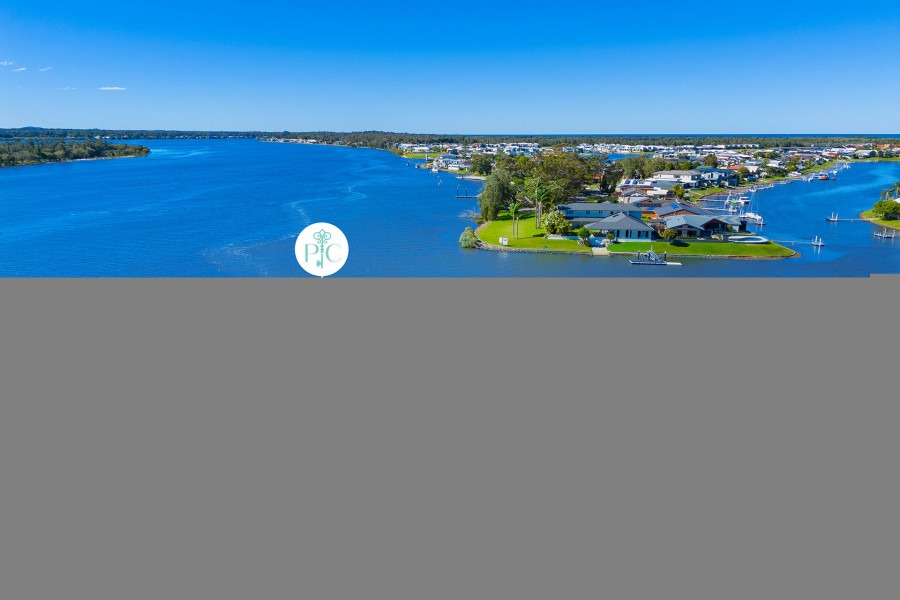 Spectacular Waterfront Panorama in Unrivalled Setting