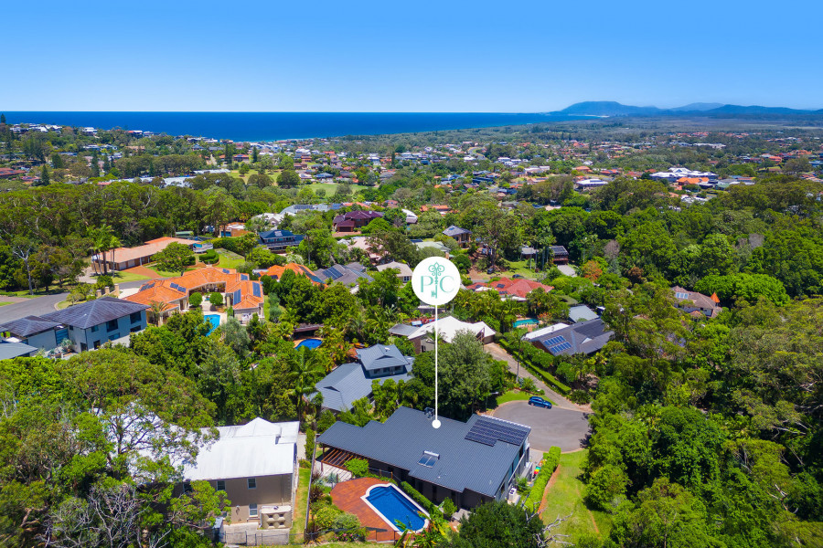 Architectural Coastal Living Immersed in Nature