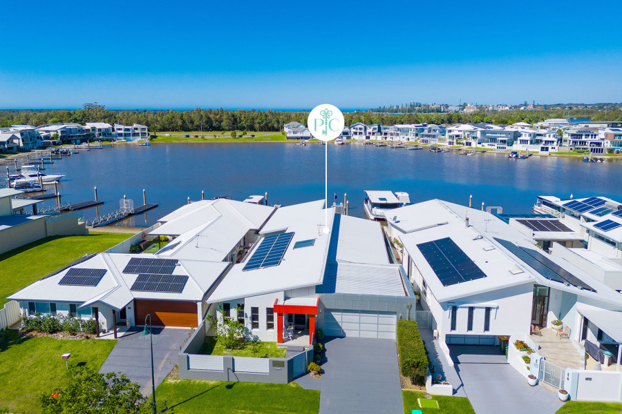Stunning Deep Waterfront Retreat for Entertaining & Leisure
