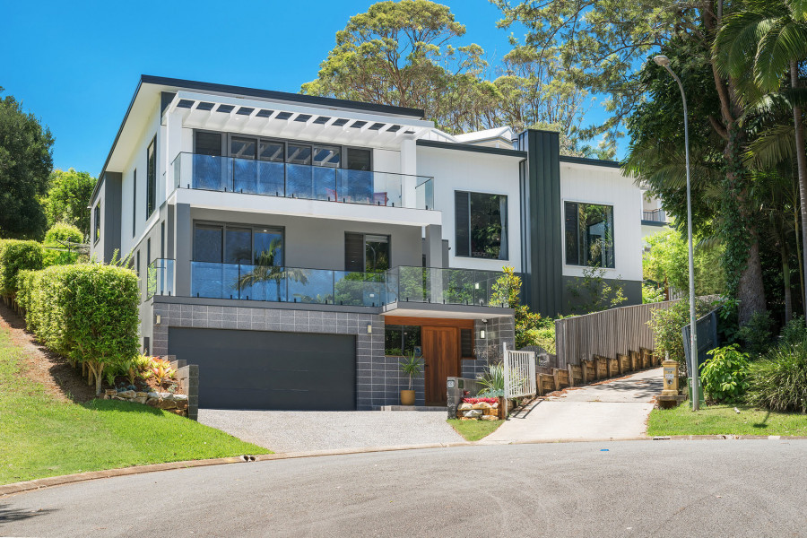 Architectural Coastal Living Immersed in Nature