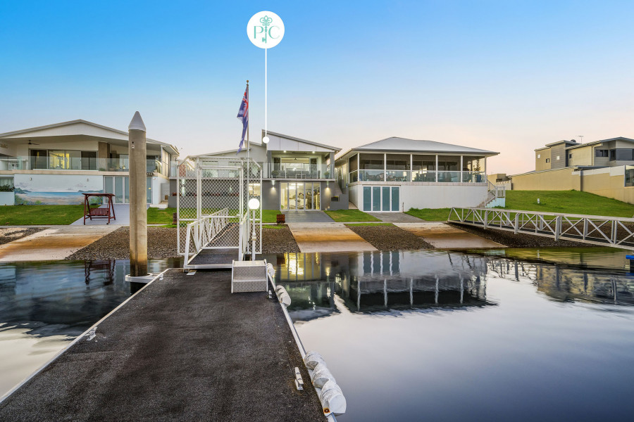 Stunning Deep Waterfront Retreat for Entertaining & Leisure