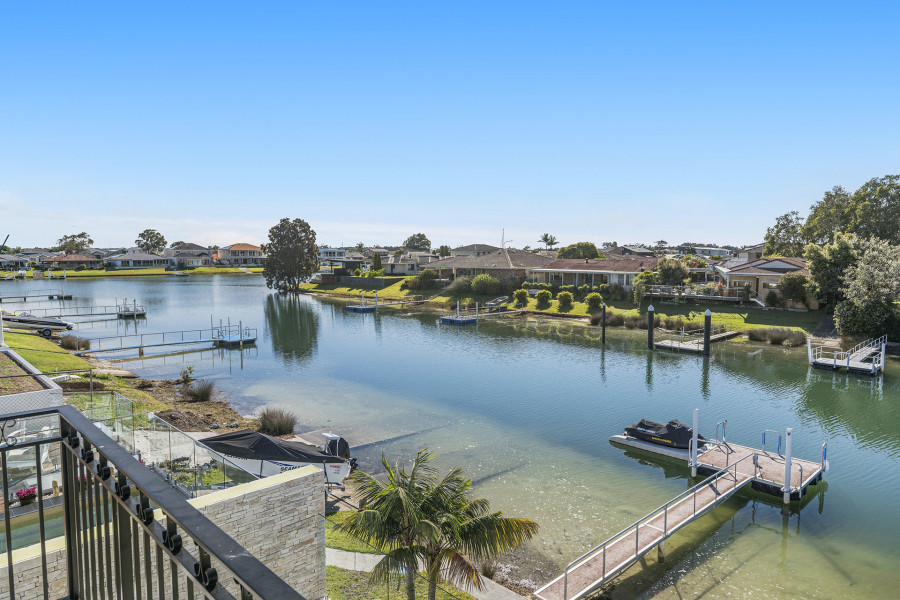 Indoor-Outdoor Living in an Iconic Waterfront Position