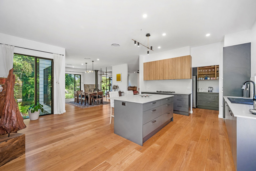 Architectural Coastal Living Immersed in Nature