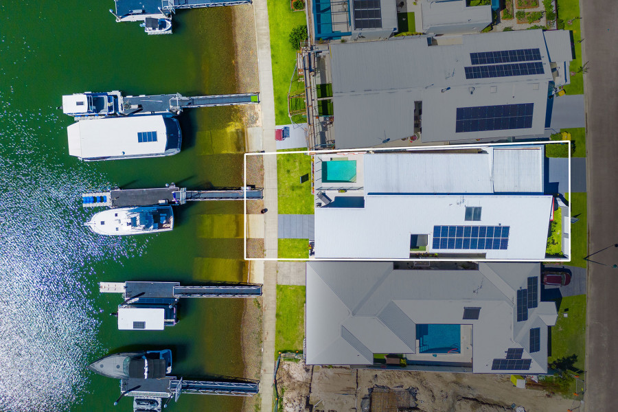 Stunning Deep Waterfront Retreat for Entertaining & Leisure