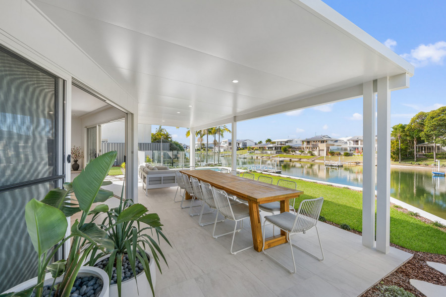 The Essence of Elegance - Palm Springs Luxury on the Water
