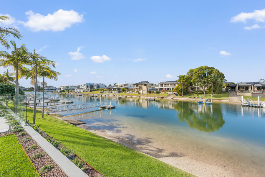 The Essence of Elegance - Palm Springs Luxury on the Water