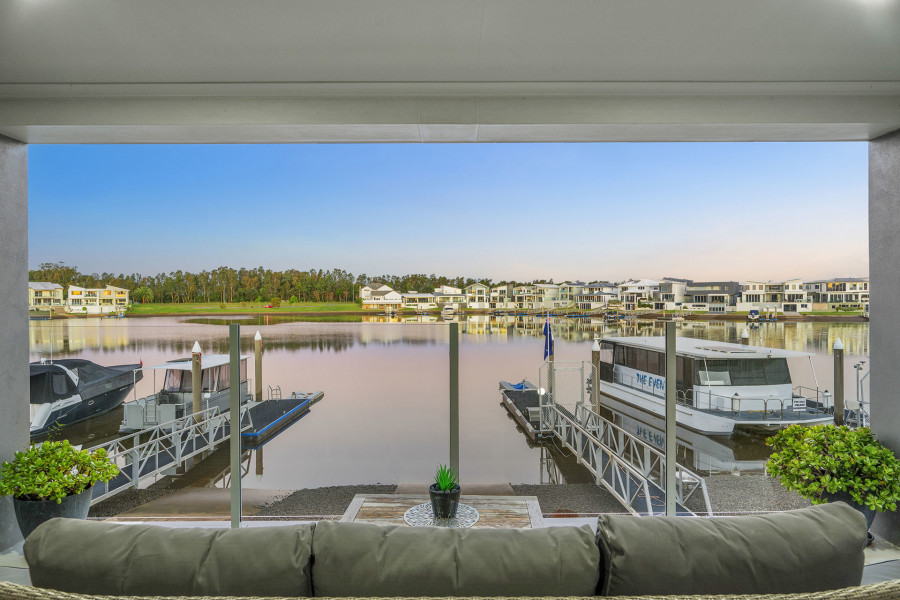 Stunning Deep Waterfront Retreat for Entertaining & Leisure