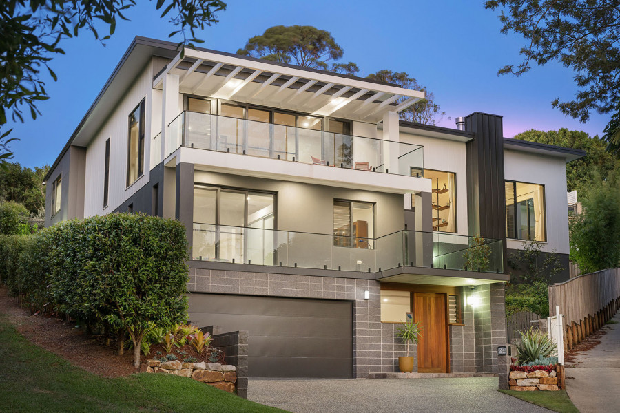 Architectural Coastal Living Immersed in Nature