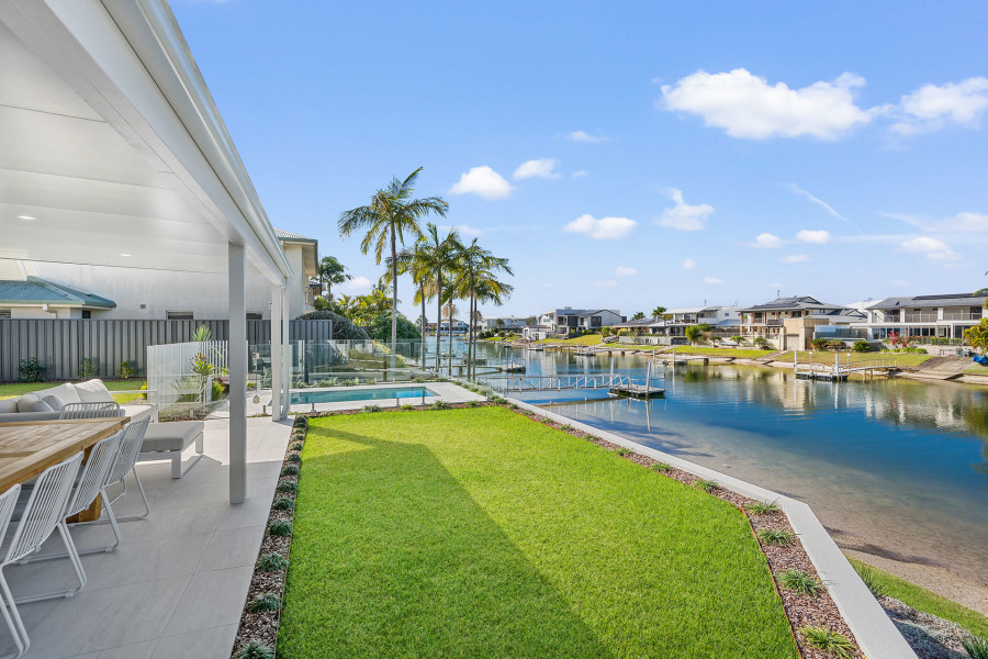 The Essence of Elegance - Palm Springs Luxury on the Water