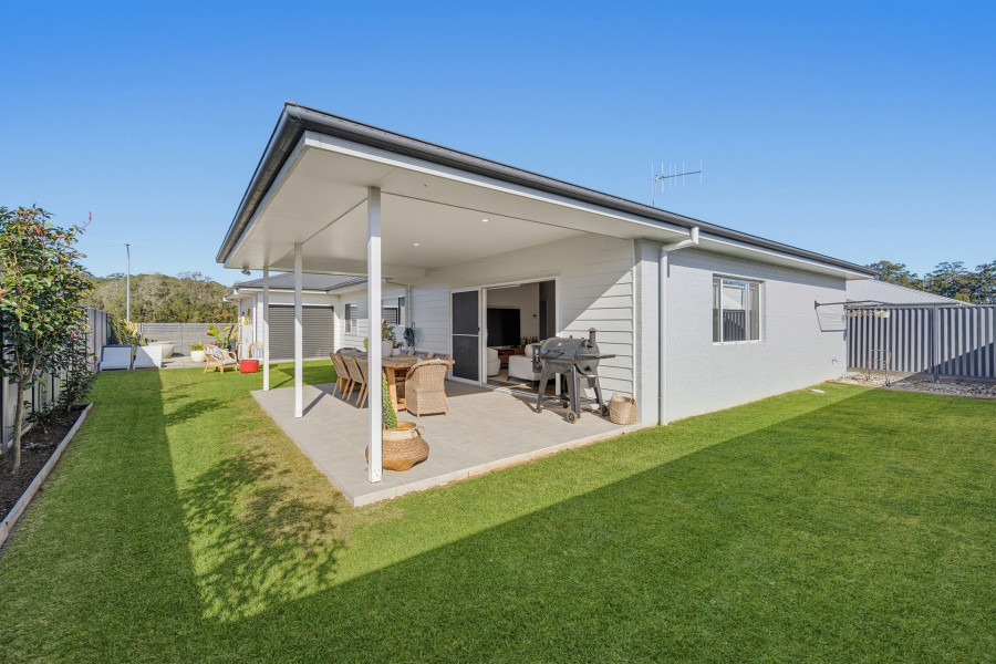 Parkland Outlook, Sun-filled Entertaining & Side Access