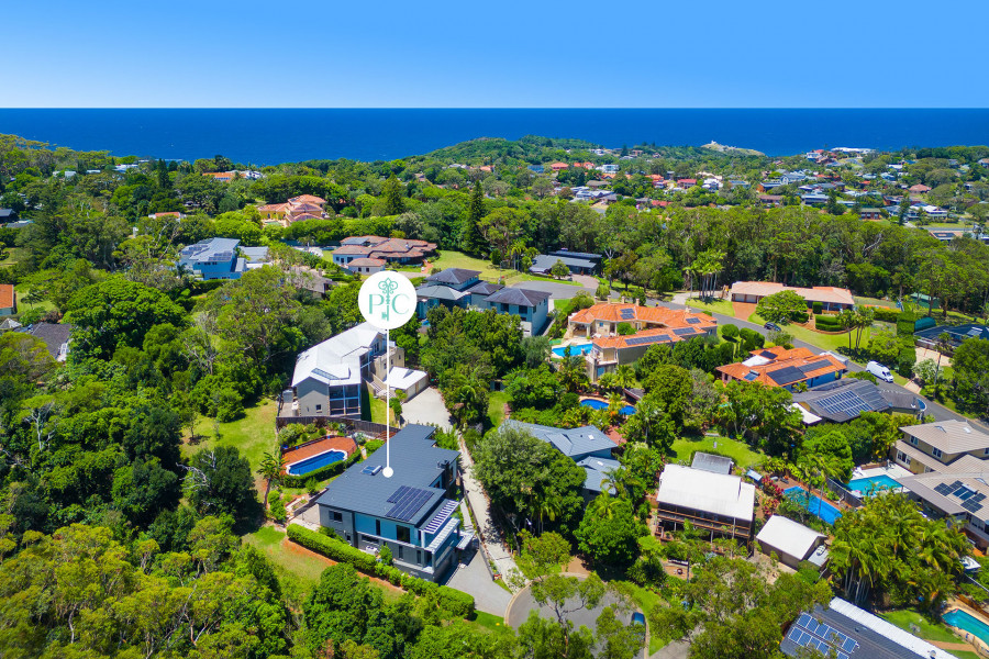 Architectural Coastal Living Immersed in Nature